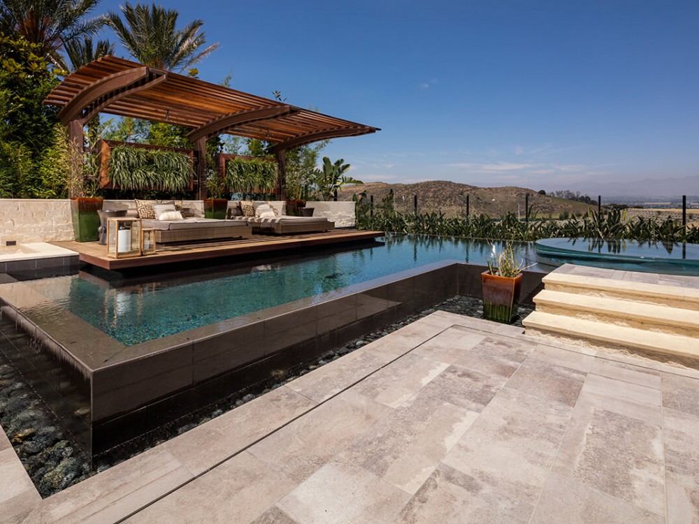 Top 5 Design Features for a Sleek & Modern Pool Design